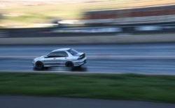 Sebuah mobil sedang berpacu dalam balapan di Bandimere Speedway di barat Denver, 5 Mei 2021. Dinas Patroli Negara Bagian meluncurkan program "Take it to the Track" untuk mengatasi balap liar yang berbahaya. (Foto:Thomas Peipert/AP)