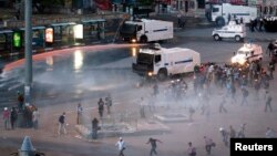 土耳其防暴警察鎮壓塔克西姆廣場的抗議活動
