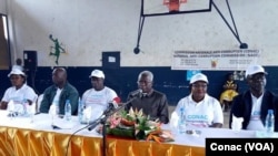 Le président de la Commission nationale anticorruption, Dieudonne Massi Gams au centre, au lycée Joss de douala, lors du lancement de la caravane anticorruption dans le secteur éducatif à Yaoundé, au Cameroun, le 21 septembre 2017. (VOA/Conac)