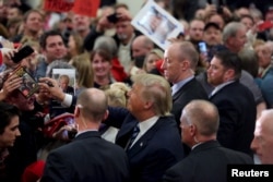 U.S. Republican presidential candidate Donald Trump greets supporters at a rally in Council Bluffs, Iowa, Dec. 29, 2015. He and other contenders are stepping up their campaign efforts.