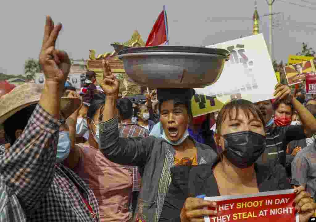 Demonstrators protest against the military junta&#39;s arrest and charging of National League for Democracy party lawmakers, Mandalay region Chief Minister Zaw Myint Maung and Mayor Ye Lwin, outside Aung Myay Thar Zan Township court in Mandalay, Myanmar.&nbsp;