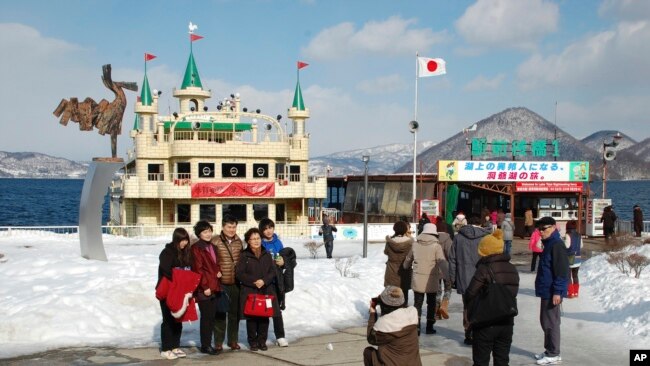 中外游客在日本北海道(美联社)