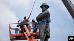 Workers prepare to take down the statue of former Confederate general Robert E. Lee, which stands more than 100 feet tall, in Lee Circle in New Orleans, May 19, 2017.
