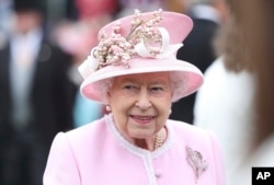 Su majestad la reina Isabel II durante una fiesta en el jardín del Palacio de Buckingham en Londres, el 29 de mayo de 2019.