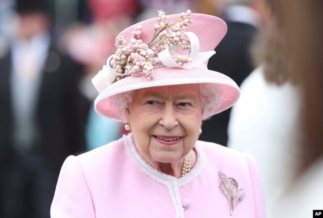 Su majestad la reina Isabel II durante una fiesta en el jardÃ­n del Palacio de Buckingham en Londres, el 29 de mayo de 2019.