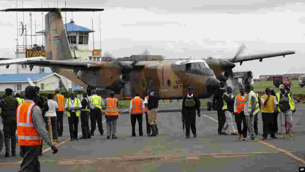 Un avion militaire transportant kenyane certains des corps des personnes tuées dans la carrière attaque Mandera, arrive à l&#39;aéroport Wilson à Nairobi, au Kenya, le mardi 2 décembre 2014.