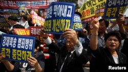 지난 6월 한국 서울에서 북한 인권 개선과 탈북자 북송 중단을 요구하는 시위가 벌어졌다. (자료사진)