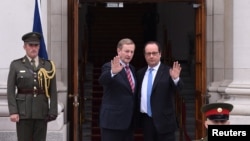 French President Francois Hollande (R) is greeted by Irish Prime Minister Enda Kenny after he arrives at Government Buildings in Dublin, Ireland, July 21, 2016. 