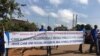 La marche de sensibilisation sur la canne blanche organisée par le Cercle des jeunes aveugles réhabilités du Cameroun à Yaoundé, le 9 novembre 2019. (VOA/Emmanuel Jules Ntap)