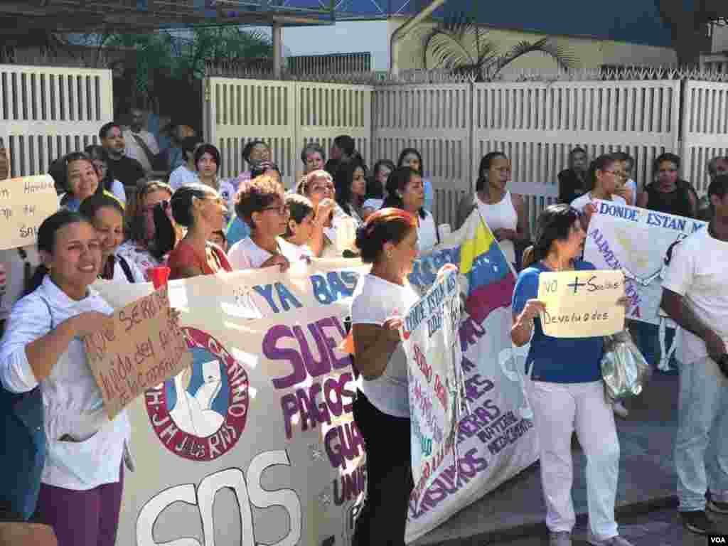 Los enfermeros y pacientes protestaron para acompañar el paro desde el Hospital de Niños J. M. de los Ríos. 