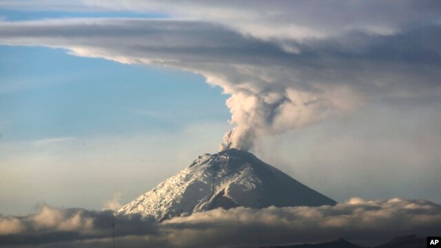 El volcán Cotopaxi, continúa con su actividad interna y superficial moderada.
