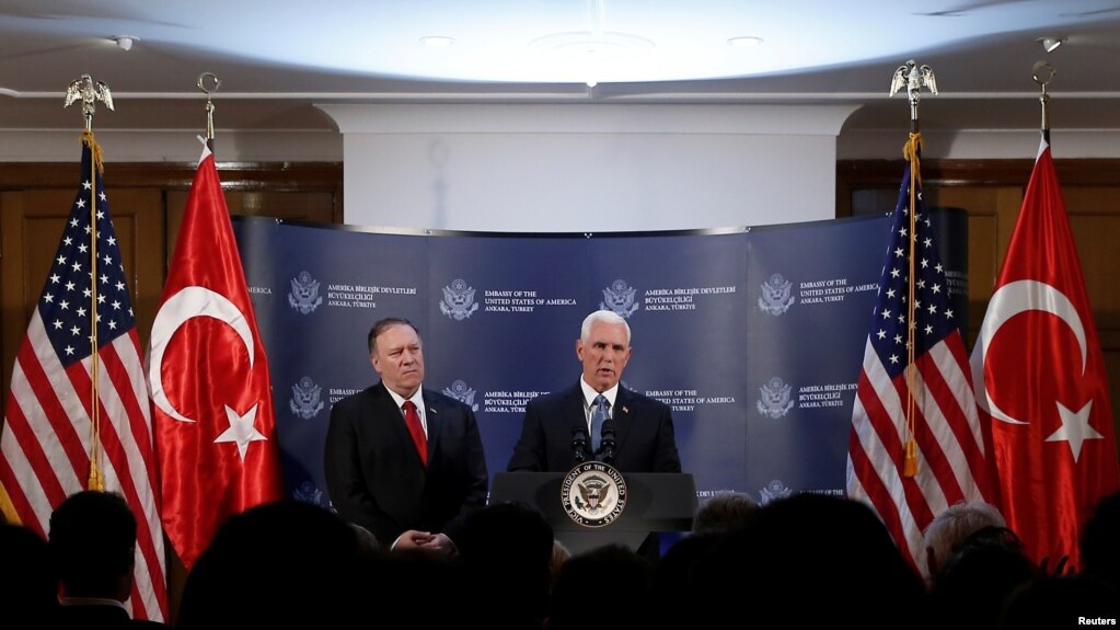 El vicepresidente de EE.UU Mike Pence (der) y el secretario de Estado Mike POmpeo hablan a la prensa sobre cese al fuego entre Turquía y furezas kurdas en Siria el 17 de octubre de 2019. Reuters.