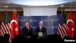 El vicepresidente de EE.UU Mike Pence (der) y el secretario de Estado Mike POmpeo hablan a la prensa sobre cese al fuego entre Turquía y furezas kurdas en Siria el 17 de octubre de 2019. Reuters.