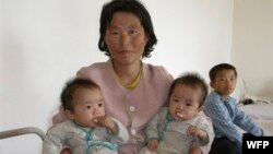 북한 함경북도 회령의 한 병원에서 북한 주민이 영양실조에 걸린 아이들을 안고 있다. (자료사진)