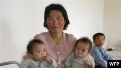 Một cặp song sinh bị suy dinh dưỡng tại bệnh viện ở thành phố Hoiryong, tỉnh Bắc Hamgyong, Bắc Triều Tiên.