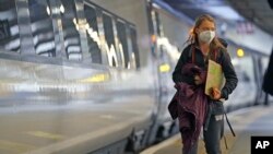 Militan anti-chanjman klimatik Greta Thunberg mache nan stasyon tren Euston nan anvan li pran tren pou'l al Glasgow, kote rankont COP26 la pral dewoule.