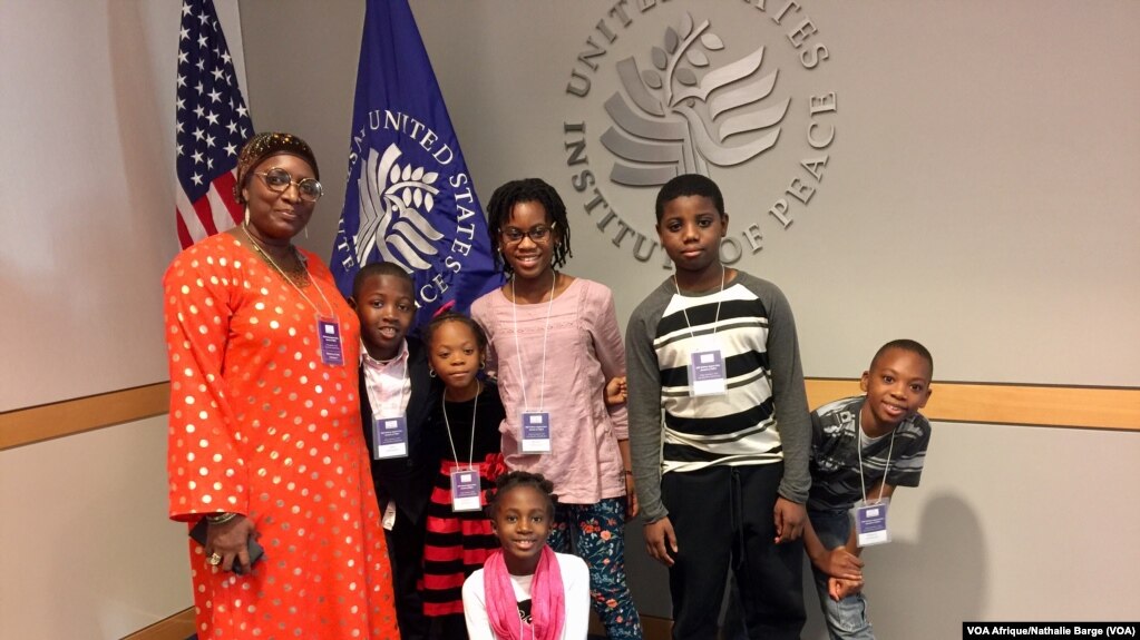 Familia ya Mariam Conté iliyofanya maigizo dhidi ya vitendo vya ukeketaji (FGM) katika mkutano wa FGM, Taasisi ya US Institute of Peace, Washington, Disemba 2, 2016.