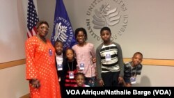 Mariam Conté, enseignante à Washington, et les enfants de sa troupe de lutte contre les MGF (VOA Afrique/ Nathalie Barge)