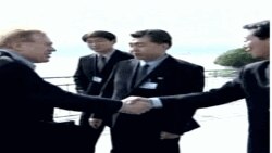평양에서 북한관리들과 악수하는 킹 특사