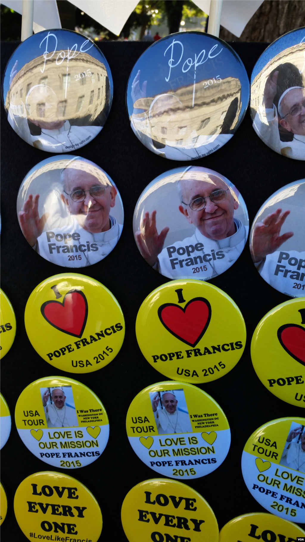Pope Francis memorabilia for sale, Washington, Sept. 23, 2015. (Richard Green/VOA)