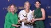 Kate O'Farrell (G), Michele Clapton et Emma O'Loughlin, gagnantes du prix des costumes fantastiques/de science-fiction pour "Game of Thrones, Beyond The Wall" aux Emmy Awards, le 8 septembre 2018 à Los Angeles. 