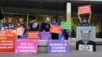 Những người biểu tình đứng bên ngoài nơi xét xử Hồng y George Pell ở Melbourne, Australia, 13/3/2019