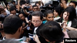 Gooi Soon Seng, lawyer for Indonesia suspect Siti Aisyah in the ongoing assassination investigation, is surrounded by journalists inside Sepang court in Sepang, Malaysia Wednesday, March 1, 2017.