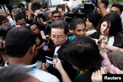 FILE - Gooi Soon Seng, lawyer for Indonesia suspect Siti Aisyah in the ongoing assassination investigation, is surrounded by journalists inside Sepang court in Sepang, Malaysia Wednesday, March 1, 2017.