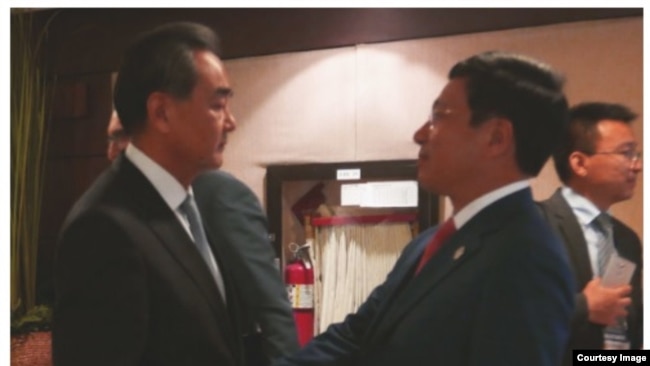 Ngoại trưởng Việt Nam Phạm Bình Minh (phải) bắt tay Ngoại trưởng Trung Quốc Vương Nghị trong cuộc gặp "pull aside" bên lề Thượng đỉnh các bộ trưởng ASEAN. (Ảnh chụp màn hình báo Tuổi Trẻ)