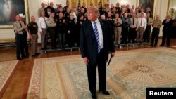 Presiden AS, Donald Trump mendengarkan pertanyaan dari media tentang sebuah artikel opini yang dimuat di Harian New York Times di Gedung Putih, Washington, 5 September 2018.