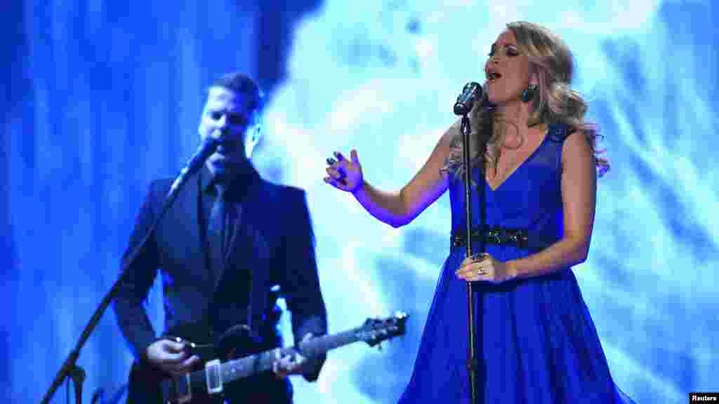 Carrie Underwood a ouvert la cérémonie des American Country Countdown Awards. Nashville, 15 décembre 2014. &nbsp;