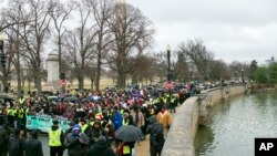 Mach aktivis pou dwa sivil yo òganize nan onè Rev. Martin Luther King Jr Samdi 14 janvye 2017 la nan Washington. (Foto AP/Cliff Owen)