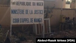 Devant la cour de Justice, à Niamey, Niger, le 13 mars 2017. (VOA/Abdoul-Razak Idrissa)
