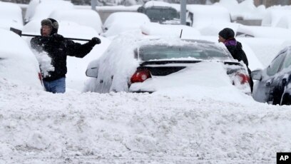 Snowstorm Slams Road Air Travel in US Midwest