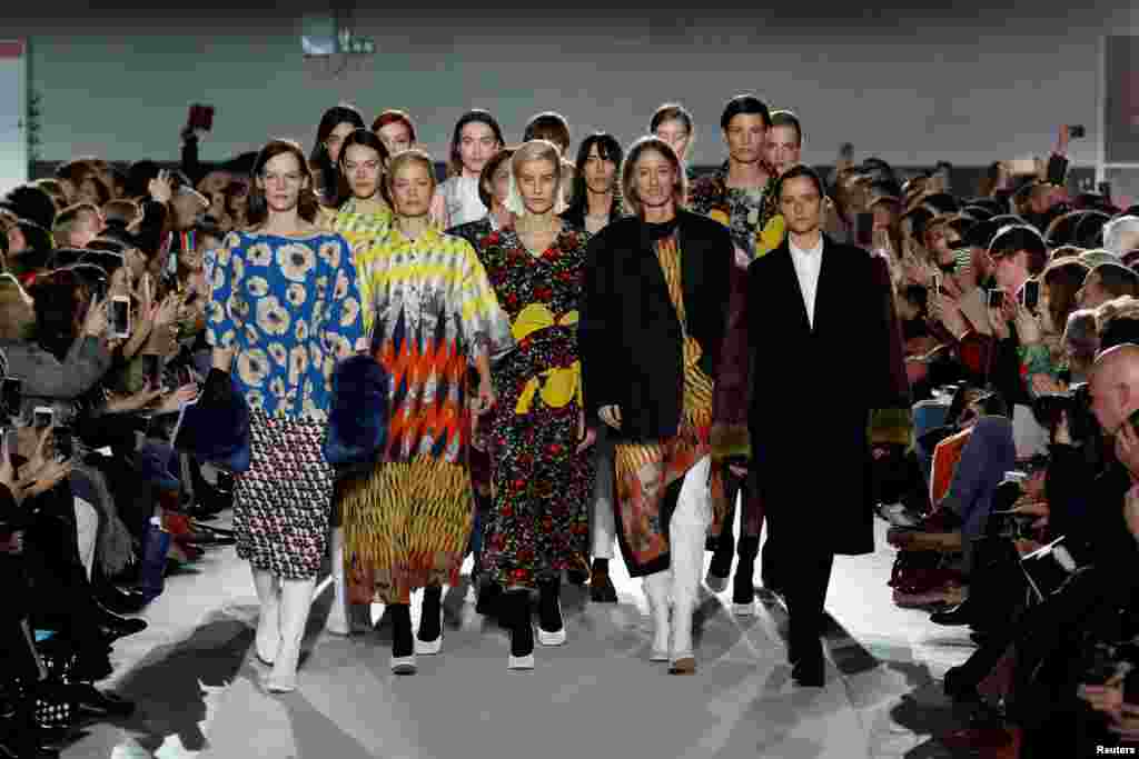 کلکسیون پاییز و زمستان ۲۰۱۷ &rdquo;Dries Van Noten&ldquo;، طراح بلژیکی، در هفته مد پاریس در فرانسه.