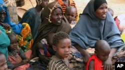 소말리아 돌로의 피난민 수용소에 머물고 있는 여성과 어린이들.