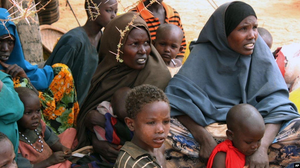 ARSIP – Wanita dan anak-anak Somalia duduk di bawah sebatang pohon di kamp pengungsi di Dolo, Somalia sambil menunggu pembagian jatah makanan.
