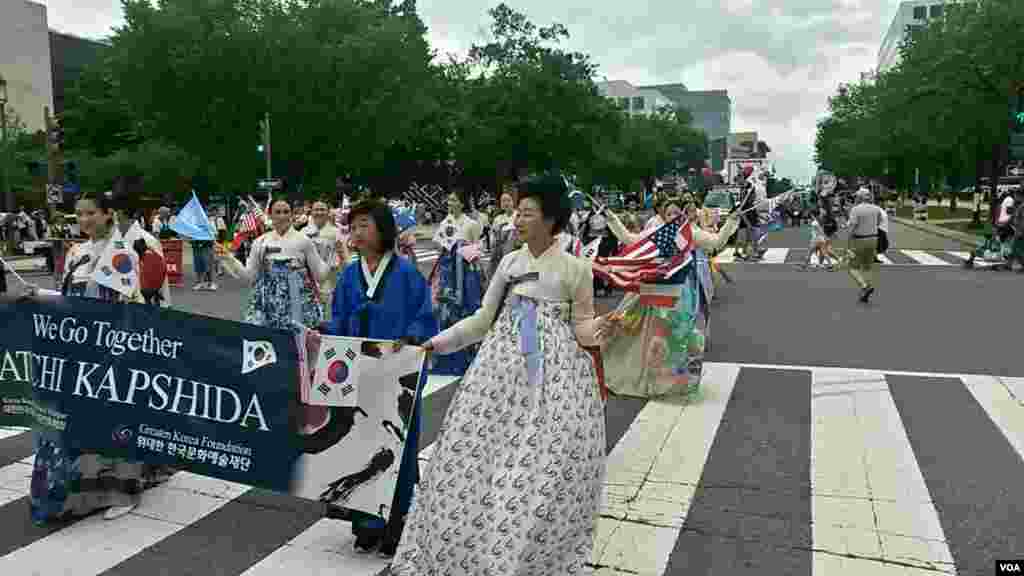 亚裔民众在华盛顿街头盛装游行。(美国之音拍摄)