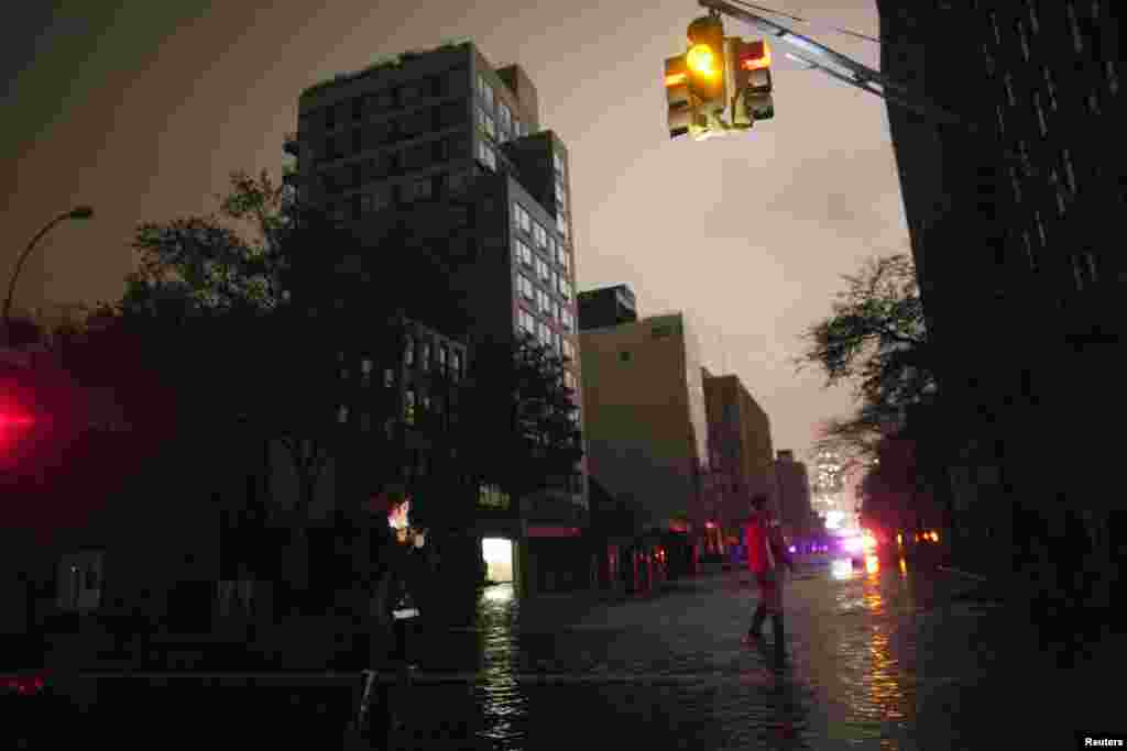پانی میں ڈوبی نیویارک کی ایک سڑک