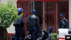 Zimbabwean riot police are seen outside the offices of the Trade Union in Harare, Oct, 11, 2018. 