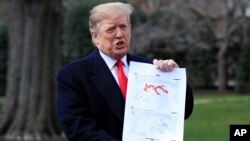 도널드 트럼프 미국 대통령이 20일 백악관에서 이슬람 극단주의 무장세력 IS의 시리아와 이라크 점령현황을 보여주는 지도를 들고 있다. 