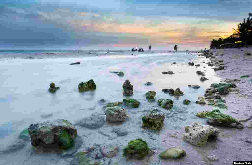 Bãi biển ở Bohol, đảo lớn thứ 10 của Philippines (Hình do Jayson Aquino gửi VOA để dự thi)
