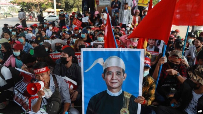 미얀마 쿠데타에 저항하는 양곤 시민들이 지난 2월 원 민 전 대통령 초상화를 들고 시위하고 있다.