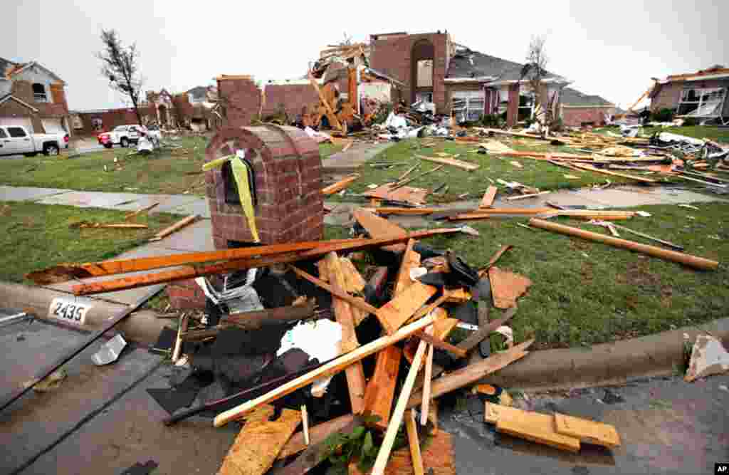 Los escombros que dej&oacute; uno de los tornados, en el &aacute;rea de Lancaster, Texas. (AP)