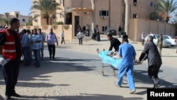 Petugas medis Libya mengangkut korban luka akibat serangan udara (foto: dok). 