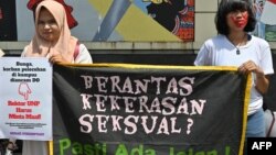 Para aktivis gerakan anti-kekerasan terhadap perempuan membawa spanduk memprotes kekerasan dan pelecehan seksual terhadap perempuan dalam aksi di Jakarta. (Foto AFP/ilustrasi)