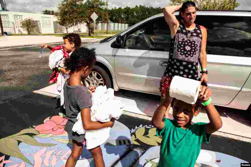 En su peligroso trayecto&nbsp; en Bahamas, Dorian ha ido arrasando casas, arrancando tejados y derribando árboles y postes de luz. En la foto, una familia en St. Agustine, Florida, busca refugio antes de la llegada de la tormenta a EE.UU. Reuters/Maria Alejandra Cardona. 