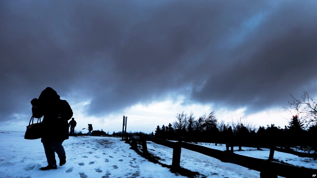 Una mujer camina en medio de una fuerte tormenta en la montaña Feldberg, cerca de Frankfurt, Alemania. Enero 3, 2017.