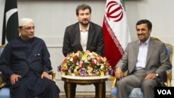 Presiden Pakistan Asif Ali Zardari bertemu Presiden Iran Mahmoud Ahmedinejad di Teheran (24/6).