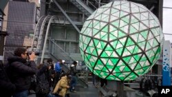 La tradicional bola de cristal, símbolo del inicio de un nuevo año, ya está lista para iluminar Times Square en New York a la media noche del 31 de diciembre.